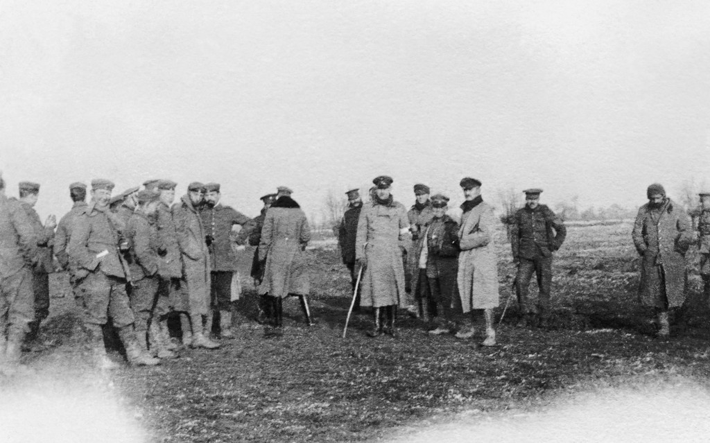 © Harold Robson/IWM (Q 50719). British and German troops meeting in No-Man's Land during the unofficial truce. (British troops from the Northumberland Hussars, 7th Division, Bridoux-Rouge Banc Sector).