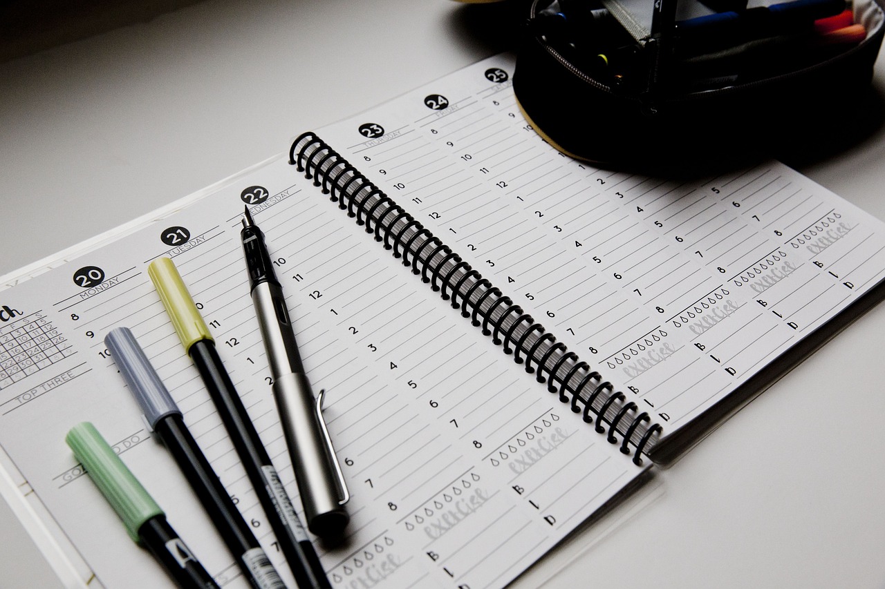 Picture of a planner and pens.