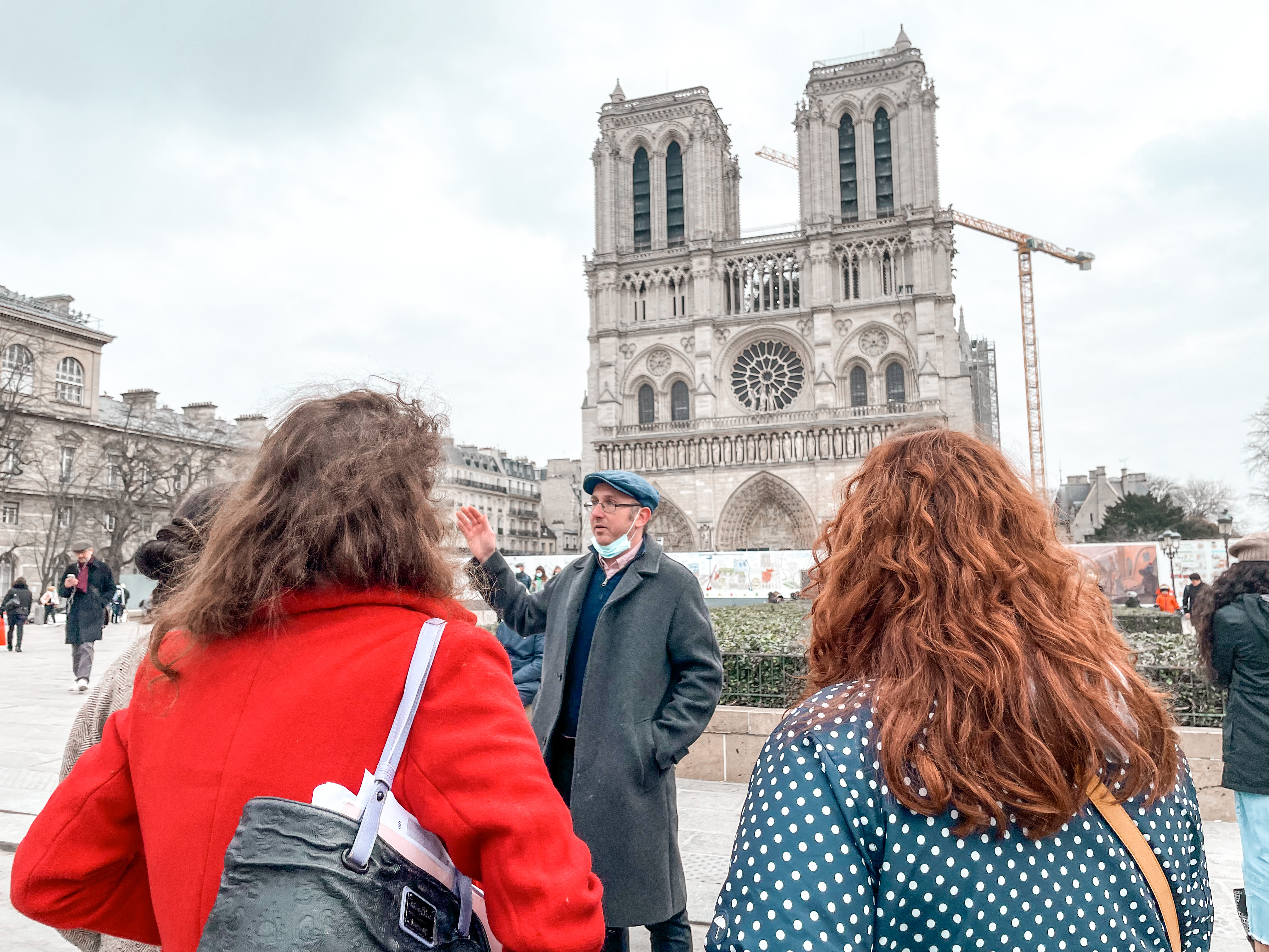 Professor Rory Loughnane introduces students to Cathédrale Notre-Dame. 