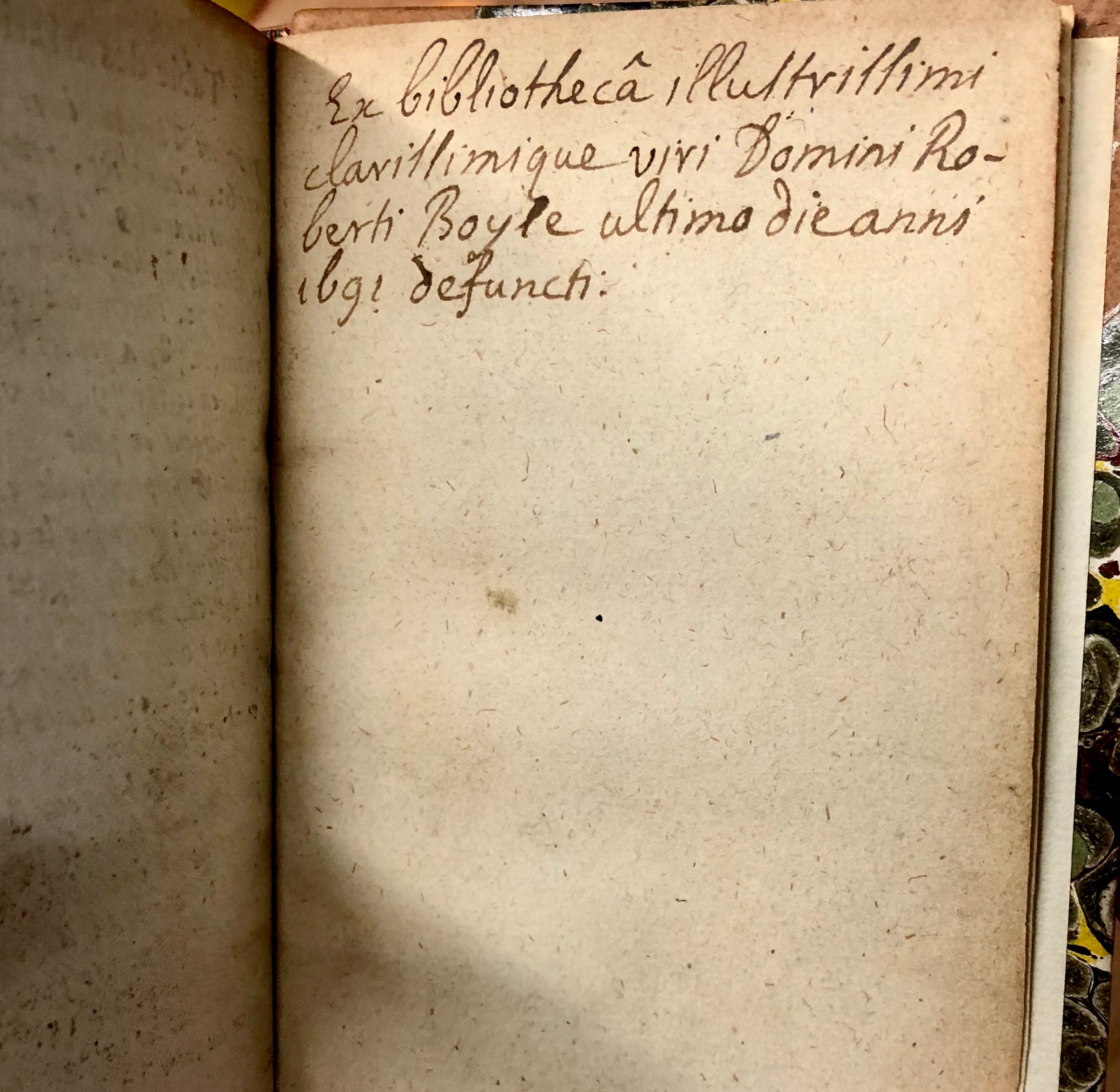 Manuscript note confirming that Robert Boyle owned this book! 'Traittez des baromètres, thermomètres, et notiomètres : ou hygromètres' by Joachim d'Alence, 1688, Amsterdam. (Maddison Collection 2A5, F10456500)