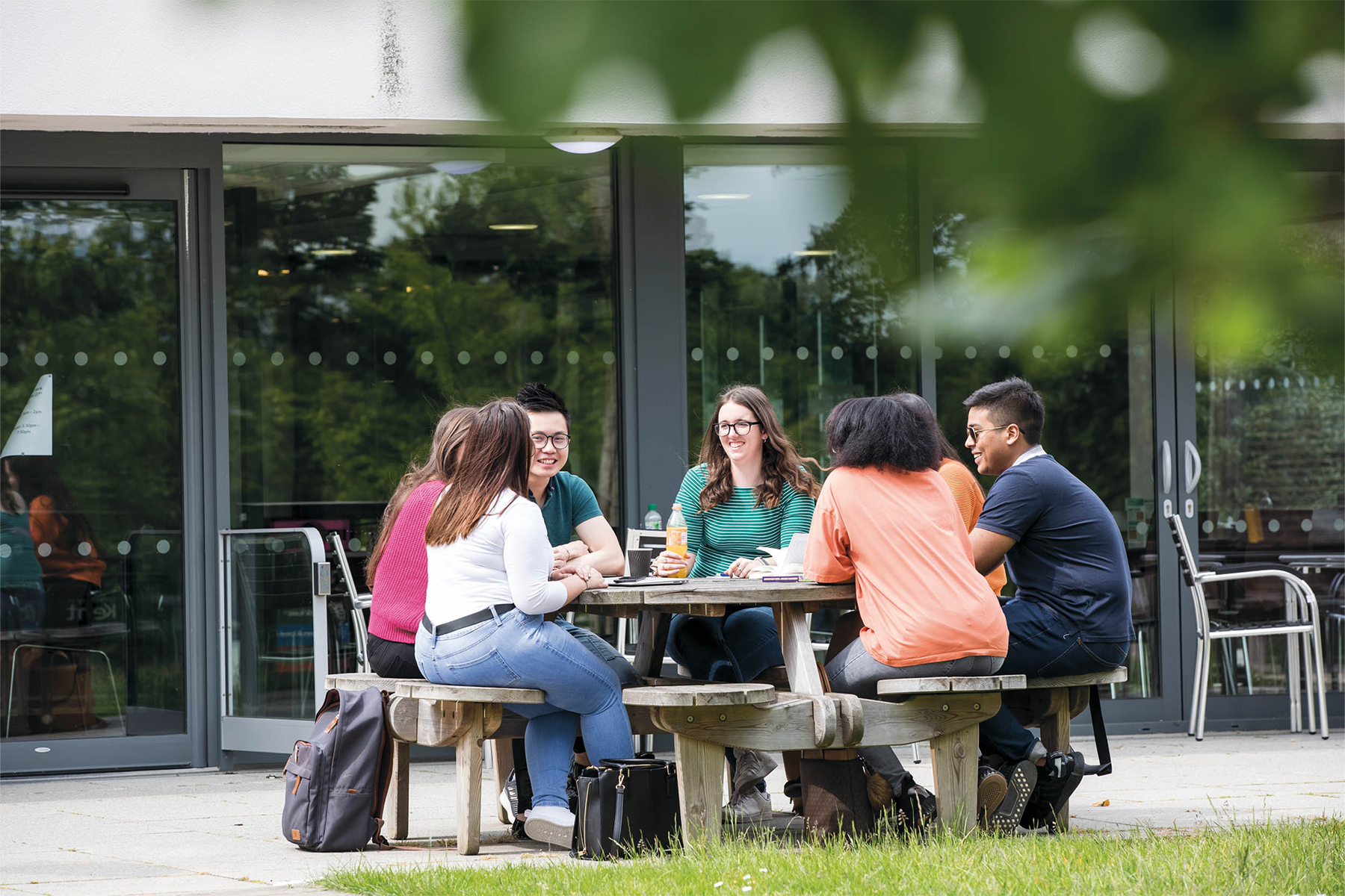 A group of students sit outside Dolche Vita to enjoy a coffee.