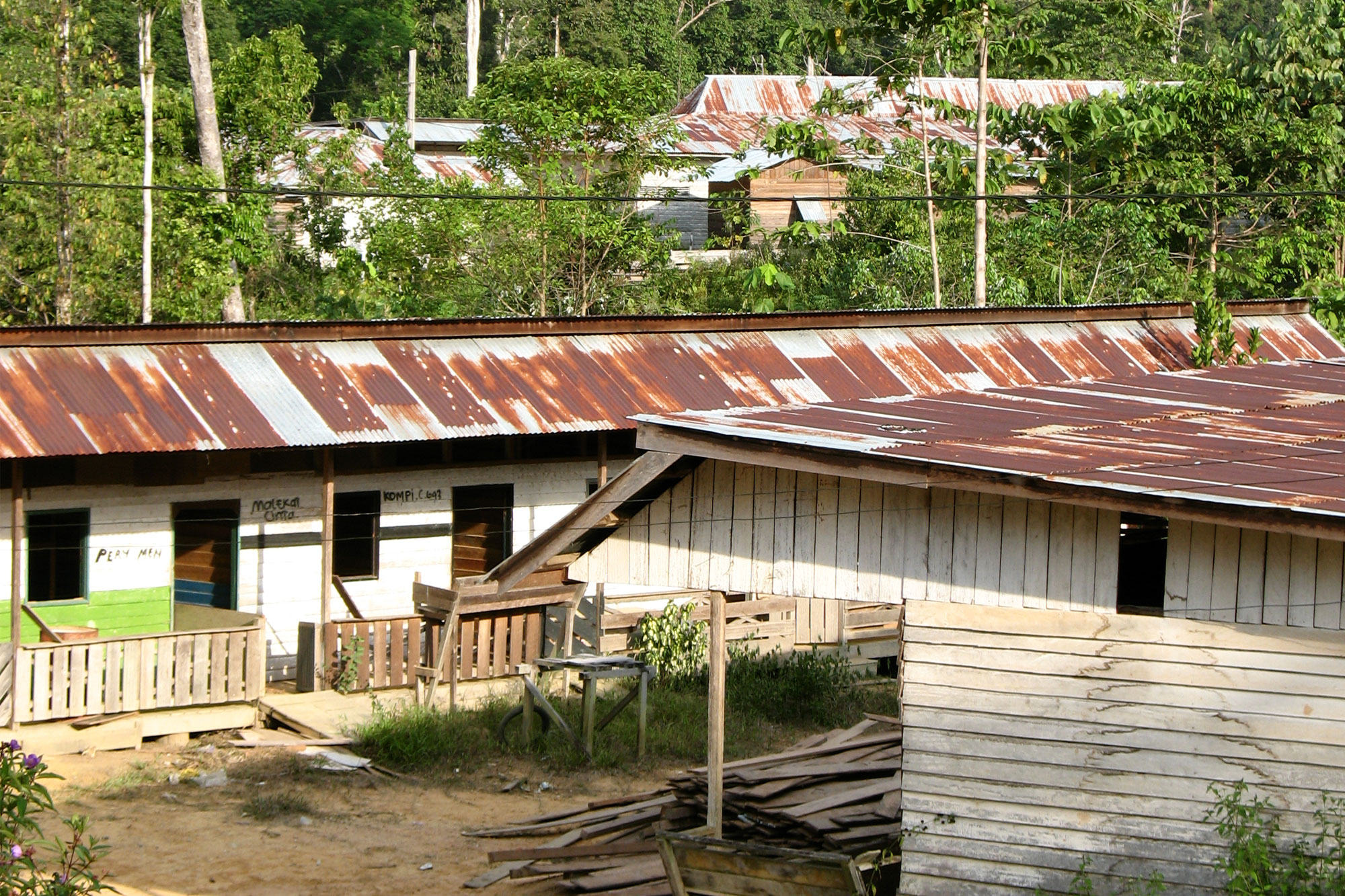 A small community amidst the Borneo jungle
