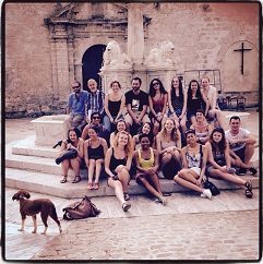 A group photo of Hispanic Studies students in Cuba