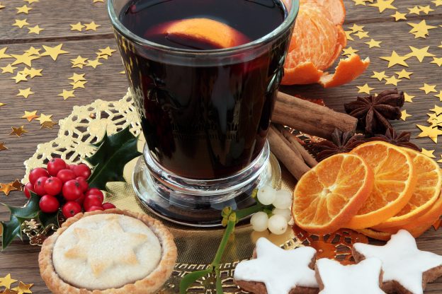 Mulled wine and mince pie