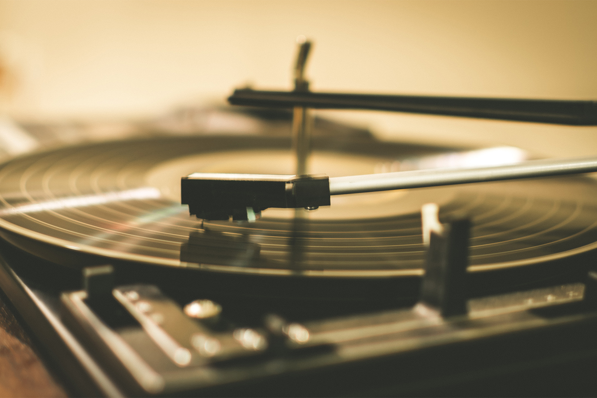 Vinyl recorder by Jace & Afsoon on Unsplash