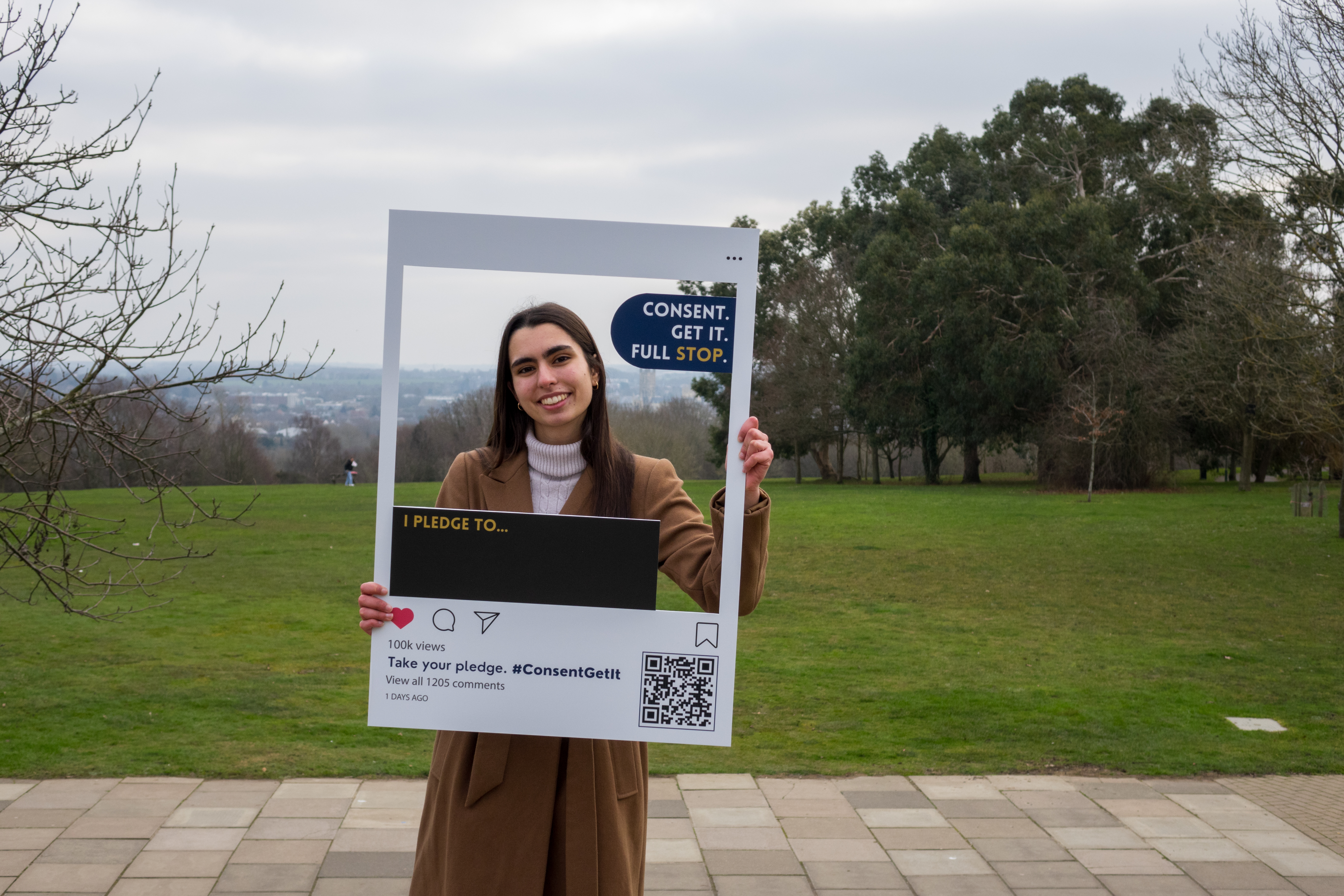 Student Filipa holding a selfie frame for the consent campaign.
