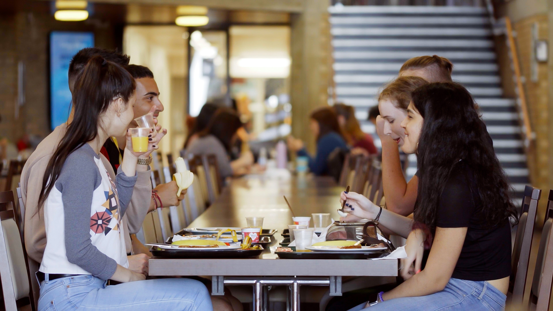 Students eating in Rutherford Dining Hall